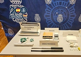 Detenido con su mujer y un amigo por vender drogas al menudeo y a otros camellos en tres viviendas