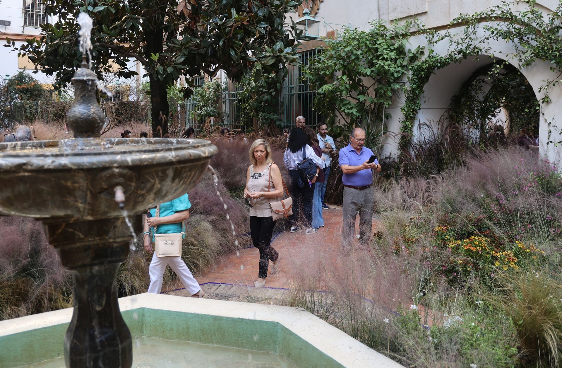 Las multitudinarias visitas a los patios de Flora en Córdoba, en imágenes