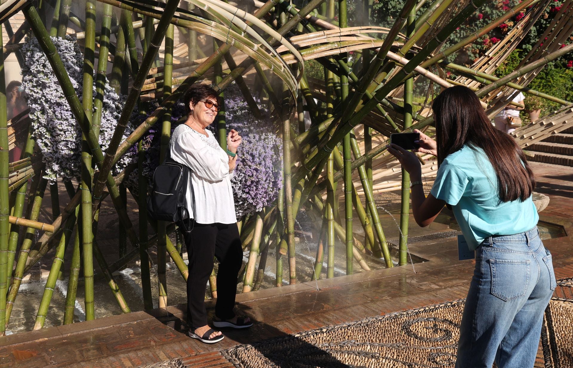 Las multitudinarias visitas a los patios de Flora en Córdoba, en imágenes