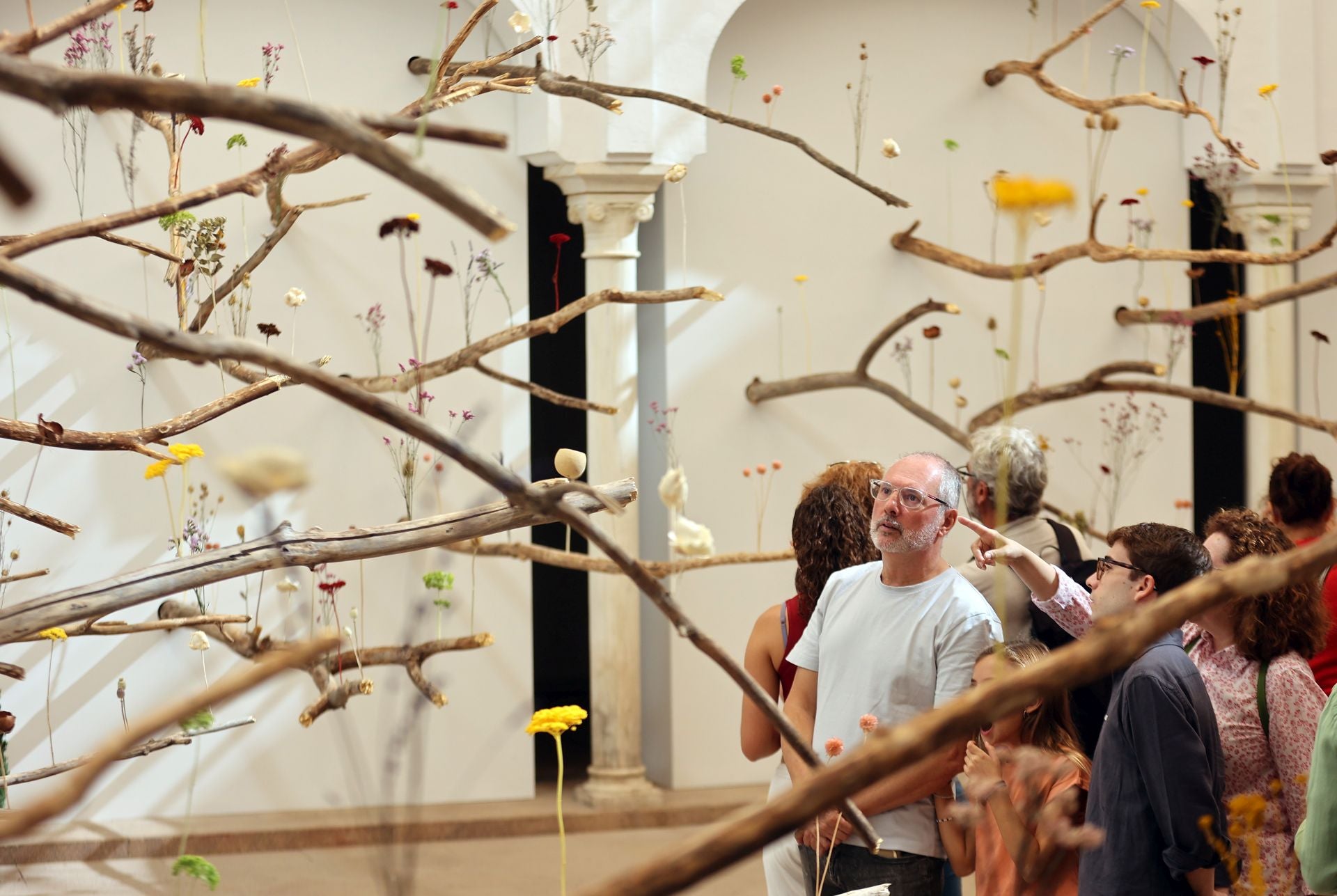 Las multitudinarias visitas a los patios de Flora en Córdoba, en imágenes