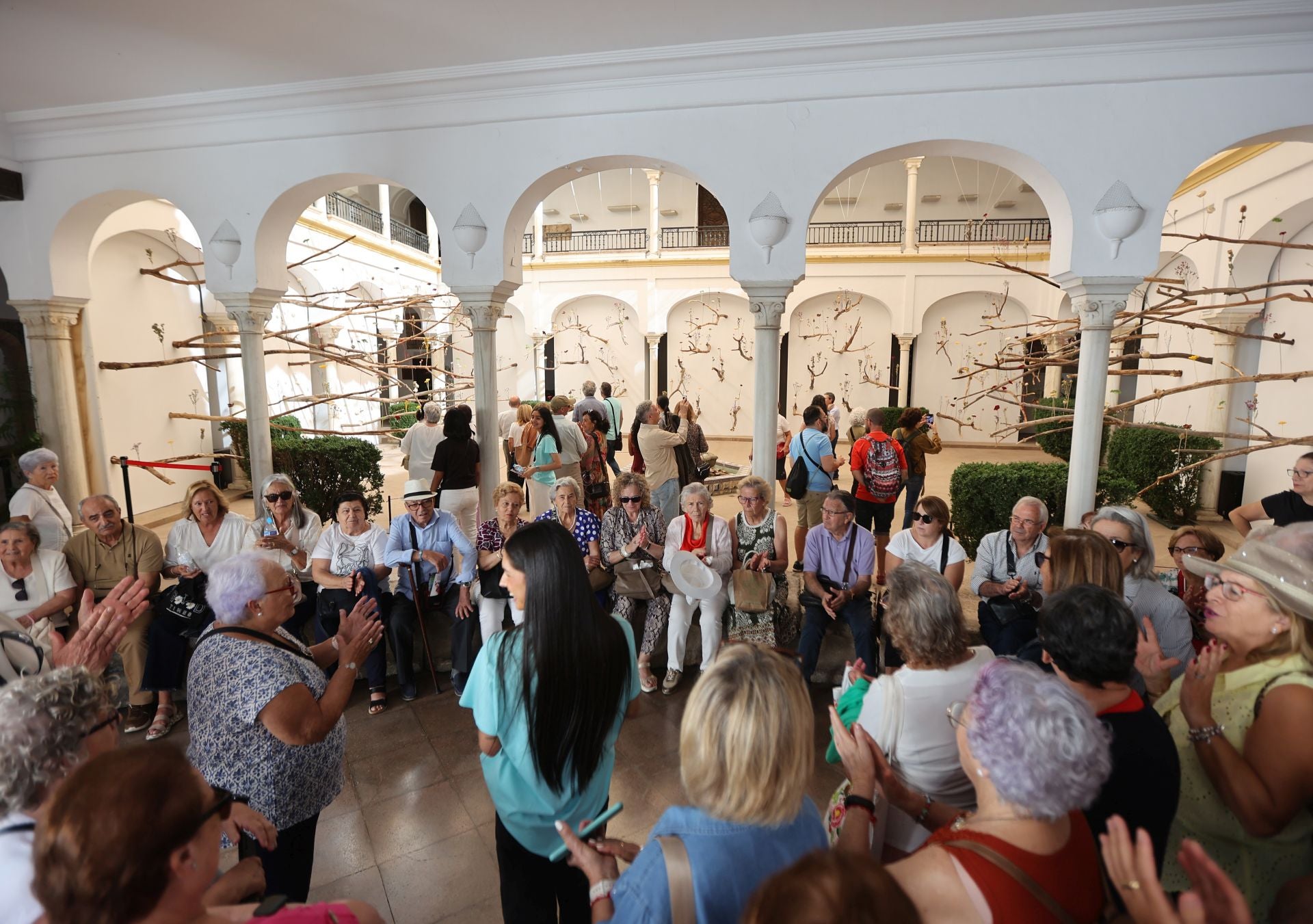Las multitudinarias visitas a los patios de Flora en Córdoba, en imágenes