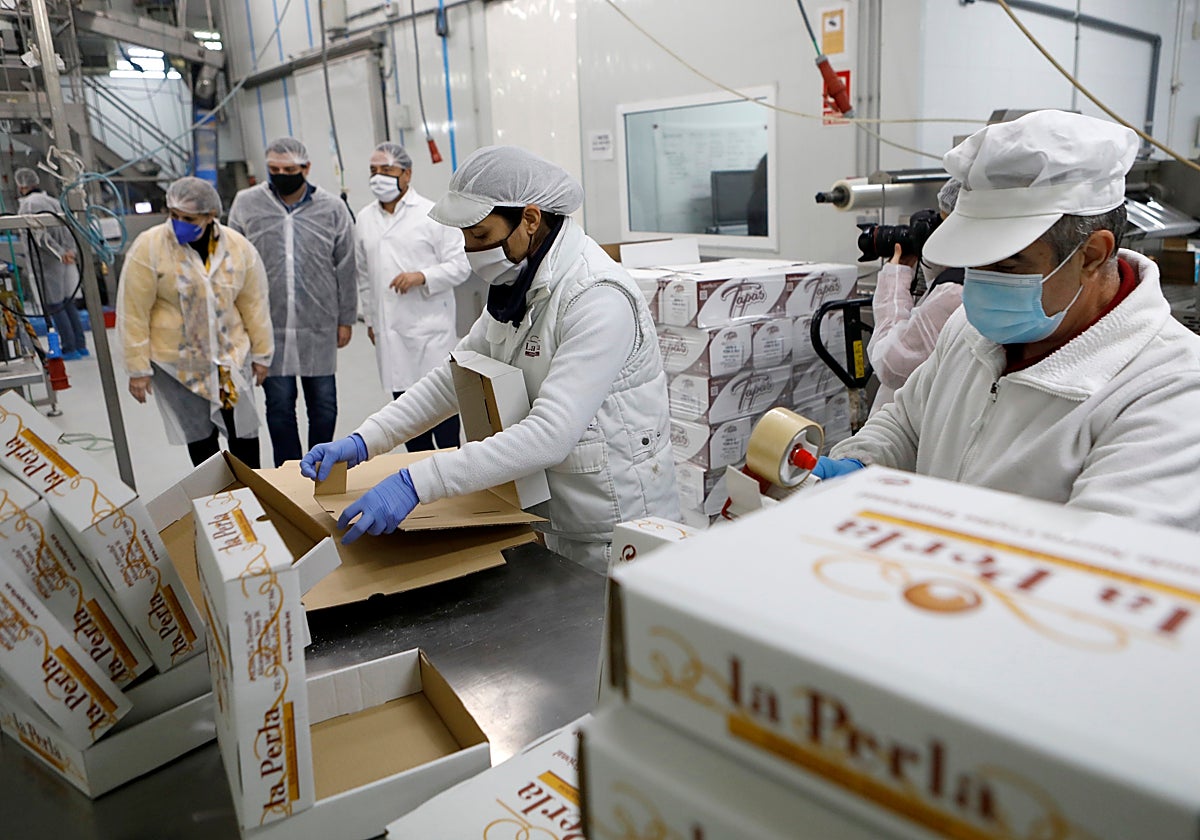 Los trabajadores de La Perla Food en las instalaciones del Polígono de la Torrecilla