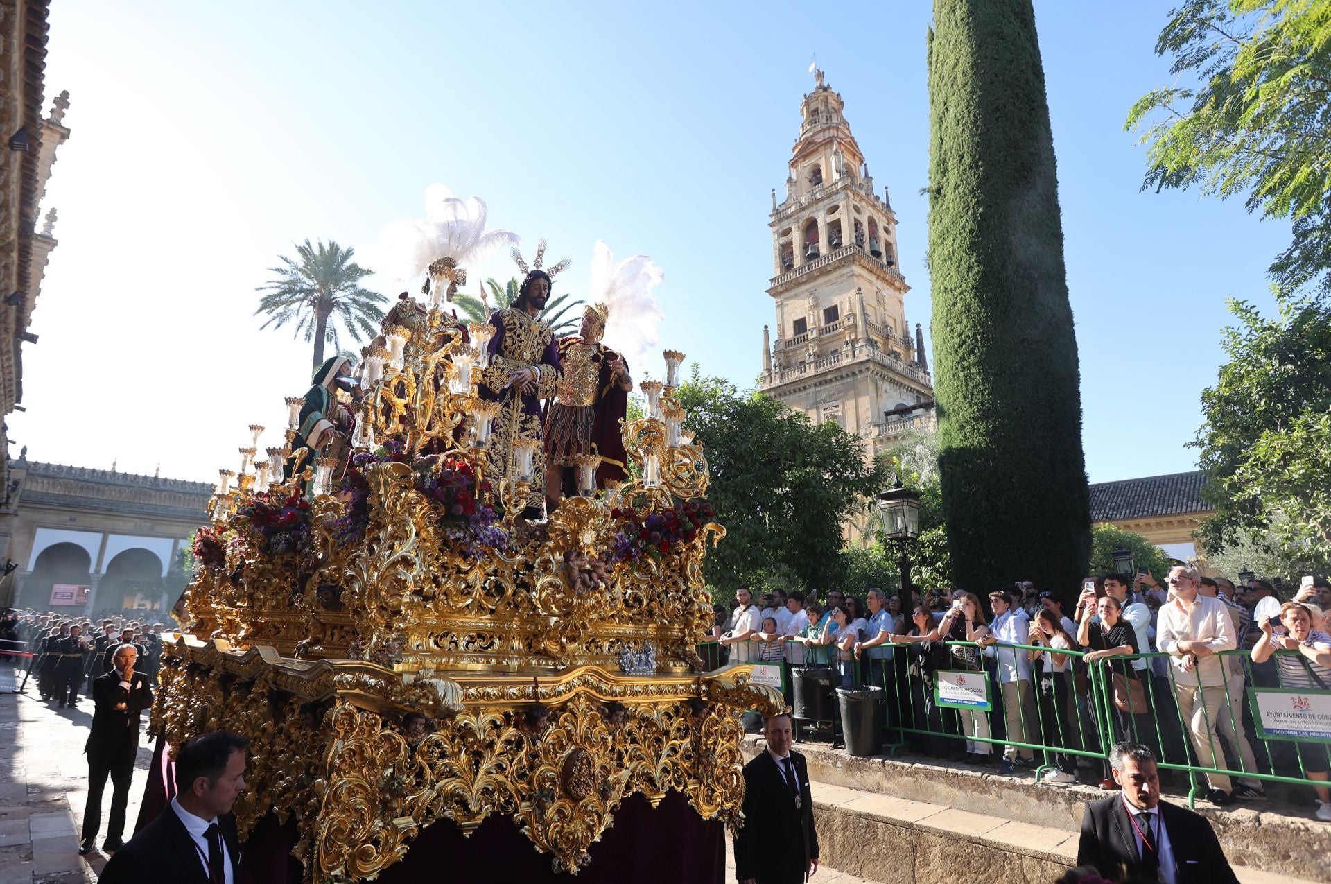 El triunfal regreso de las cofradías tras el Vía Crucis Magno de Córdoba, en imágenes