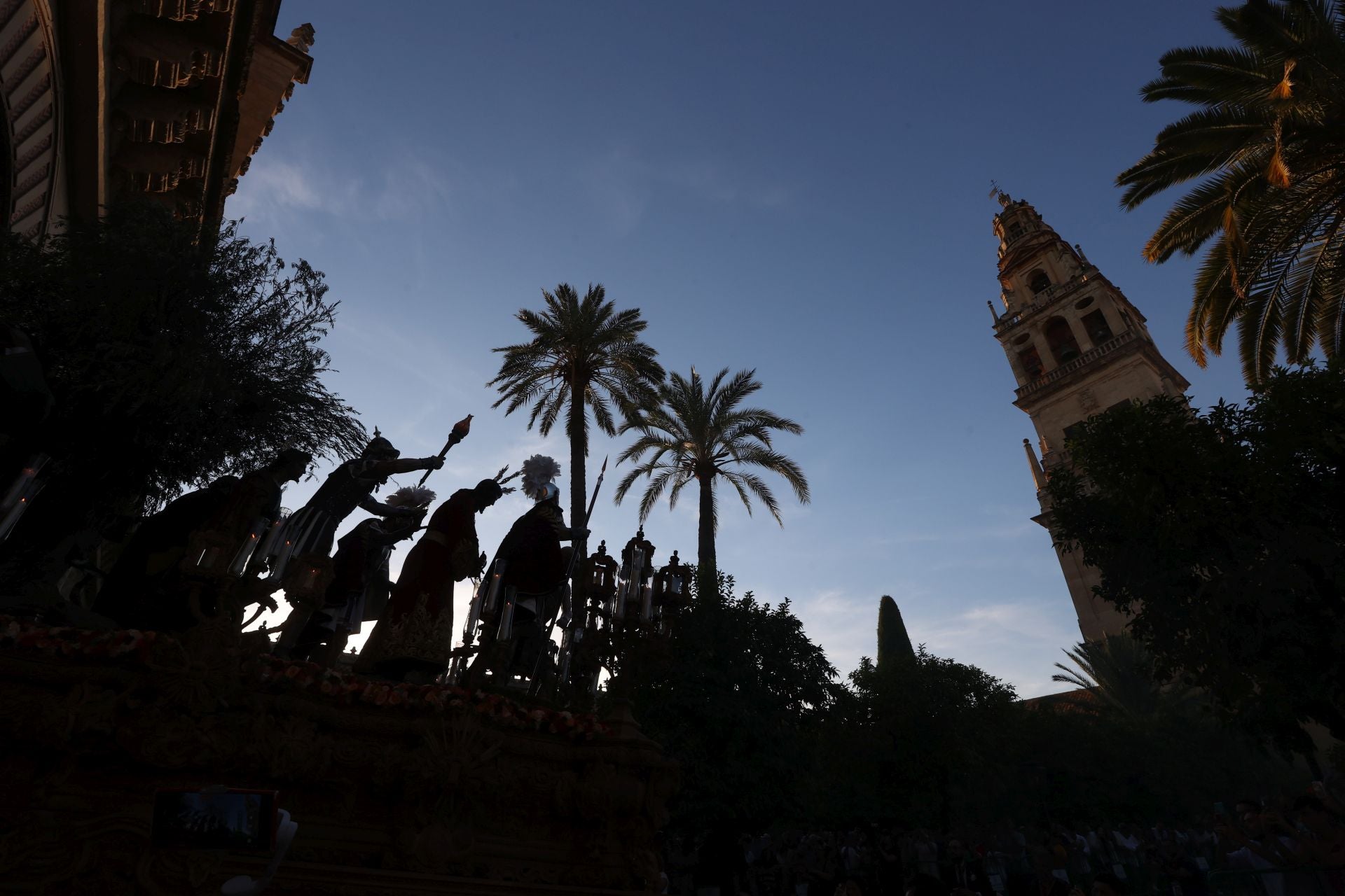 El triunfal regreso de las cofradías tras el Vía Crucis Magno de Córdoba, en imágenes