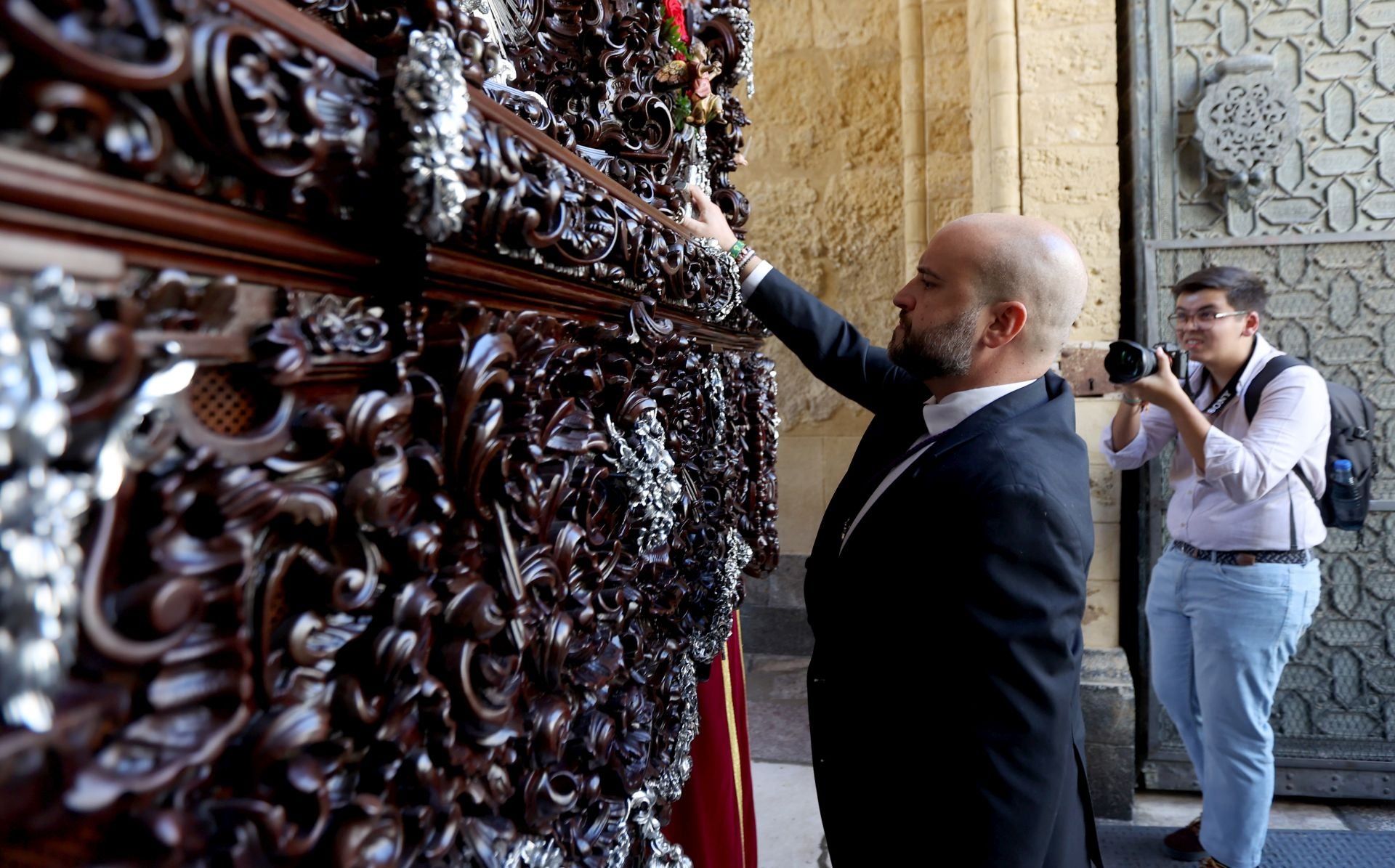 El triunfal regreso de las cofradías tras el Vía Crucis Magno de Córdoba, en imágenes
