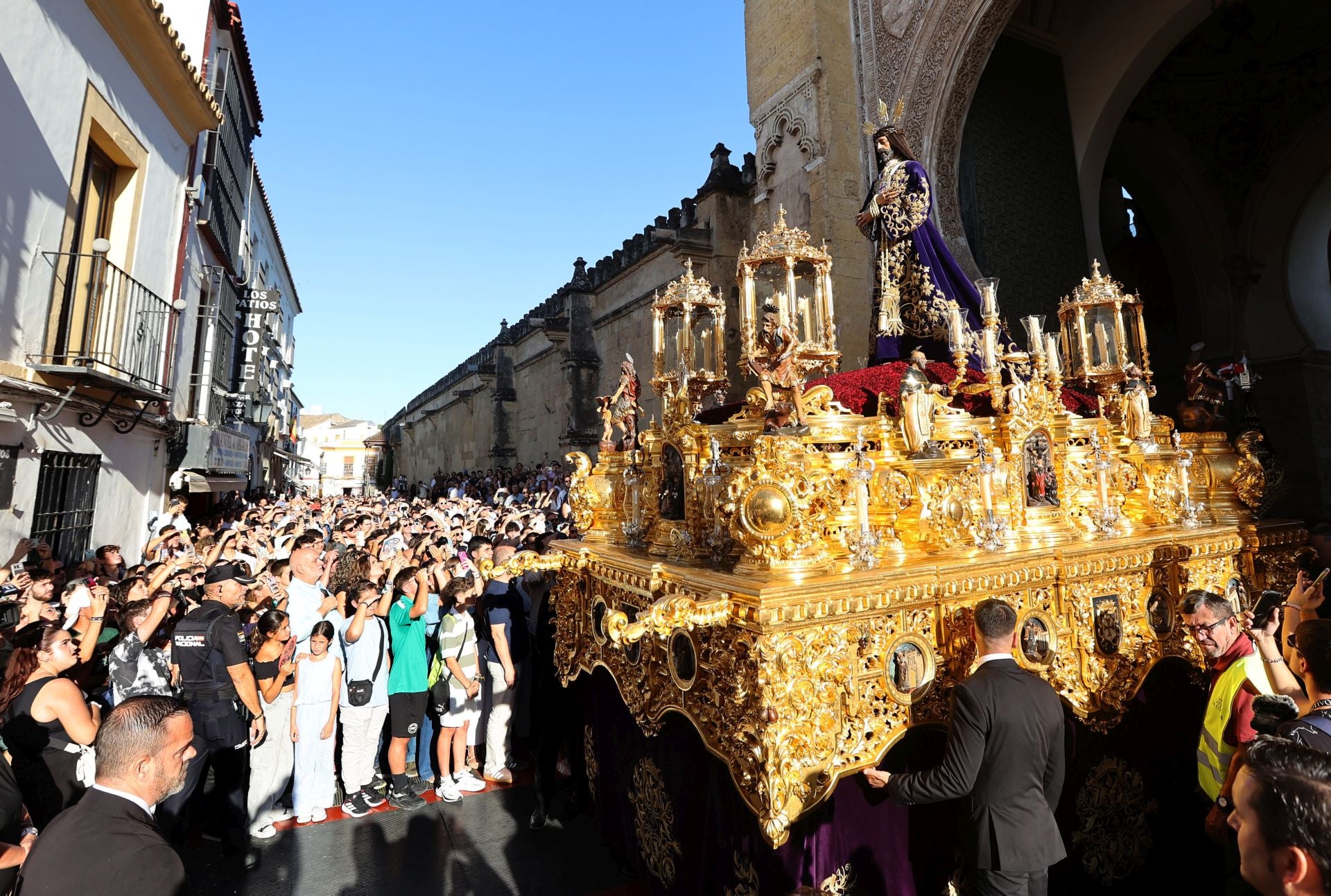 El triunfal regreso de las cofradías tras el Vía Crucis Magno de Córdoba, en imágenes