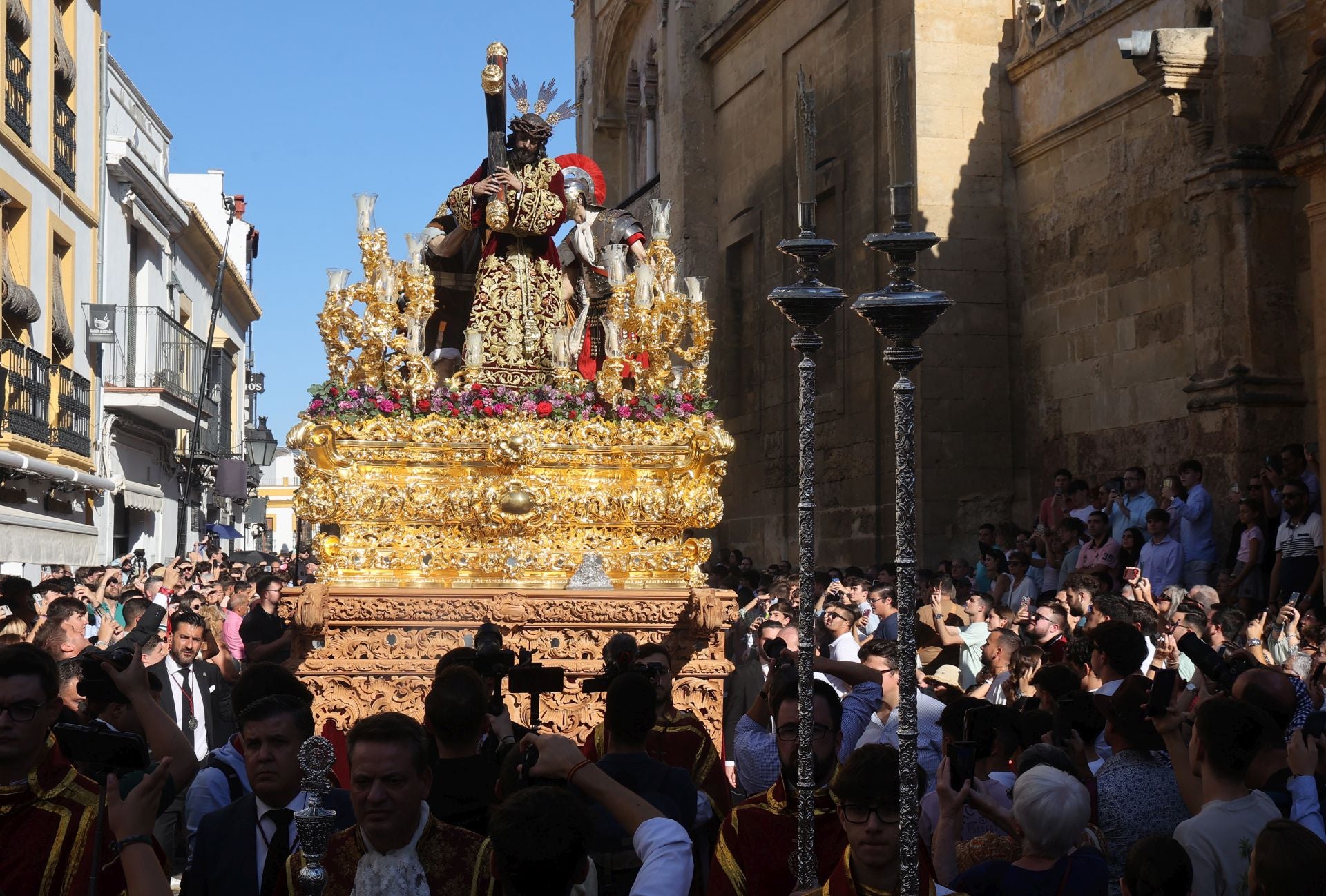 El triunfal regreso de las cofradías tras el Vía Crucis Magno de Córdoba, en imágenes