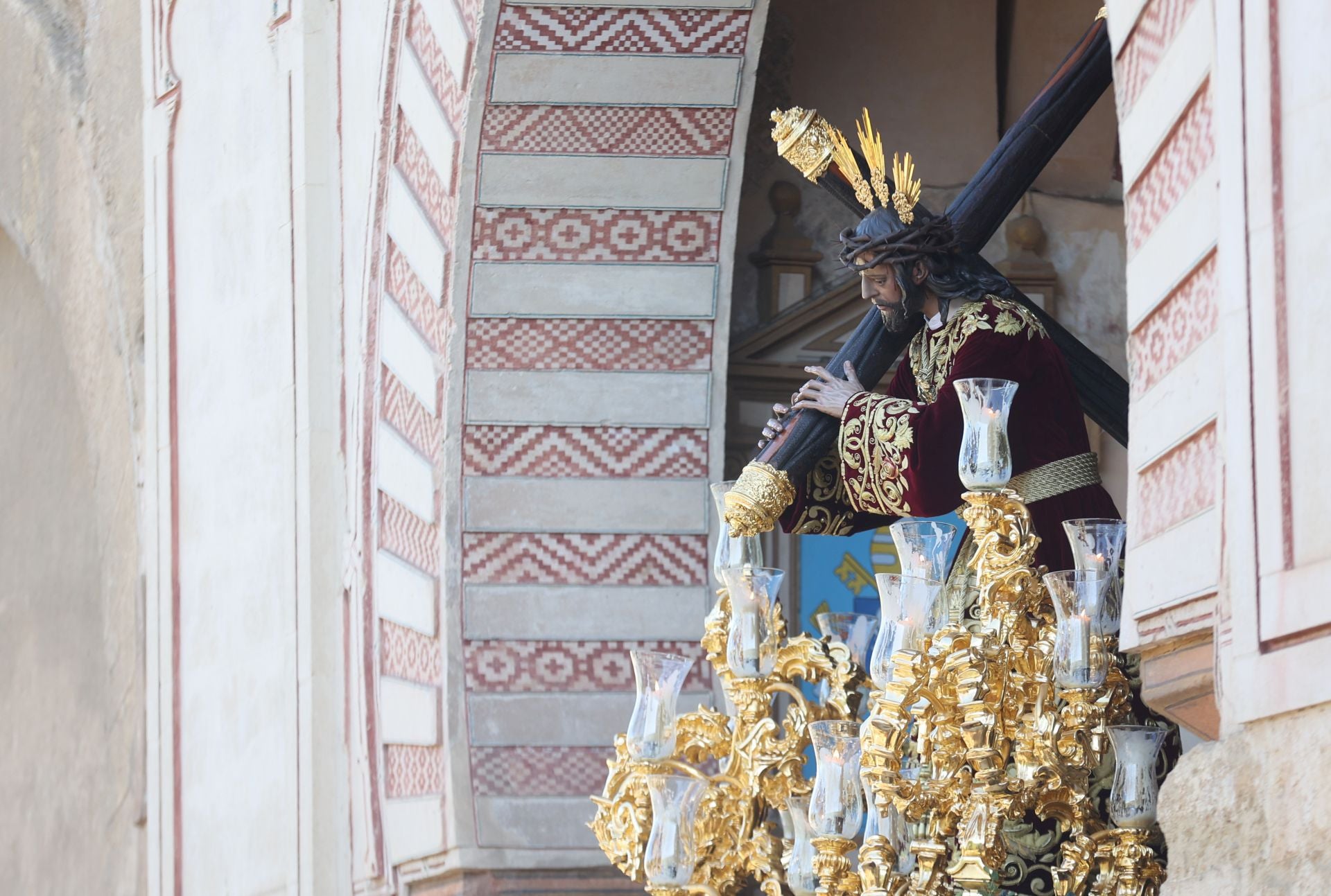 El triunfal regreso de las cofradías tras el Vía Crucis Magno de Córdoba, en imágenes