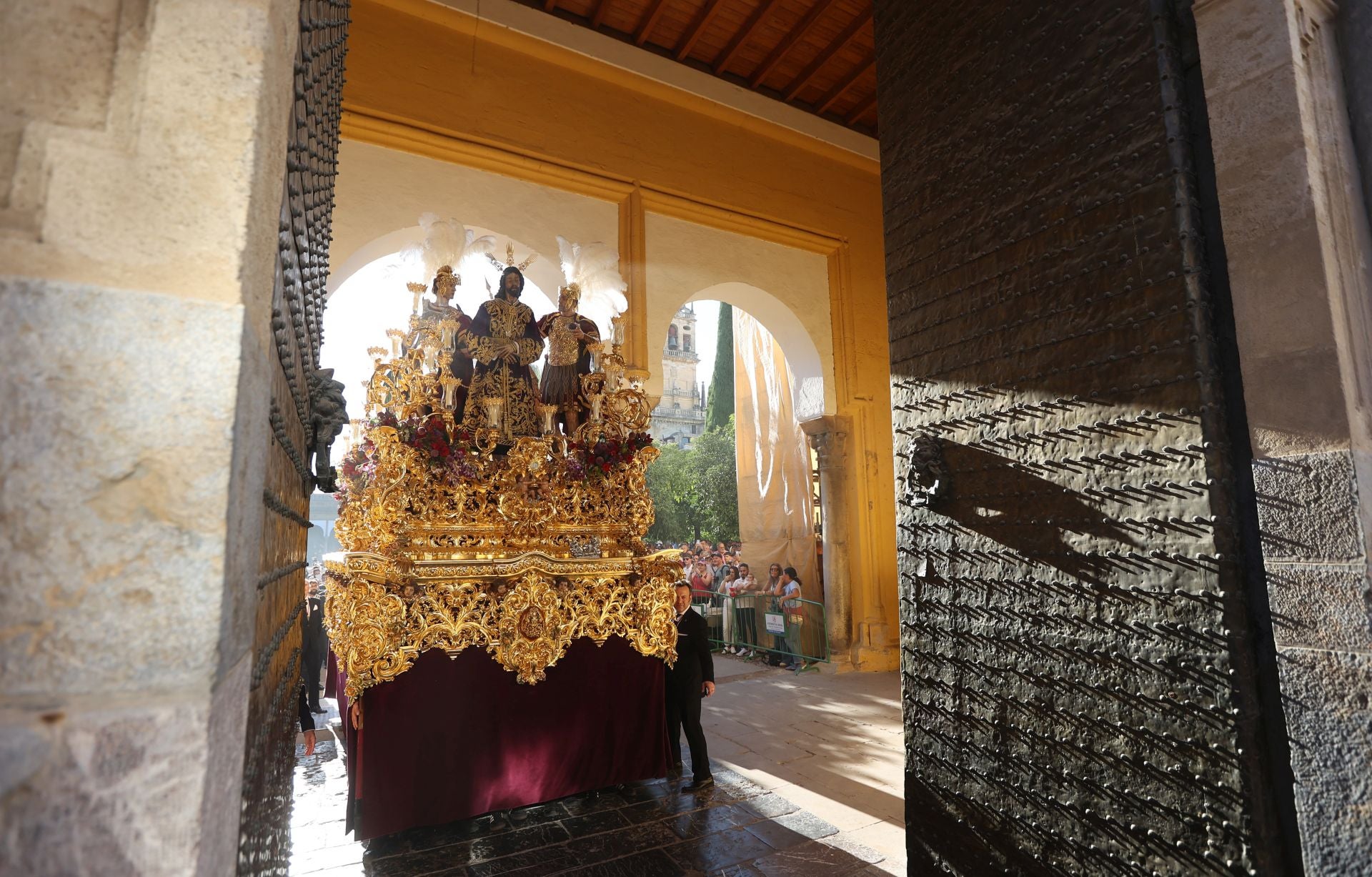 El triunfal regreso de las cofradías tras el Vía Crucis Magno de Córdoba, en imágenes