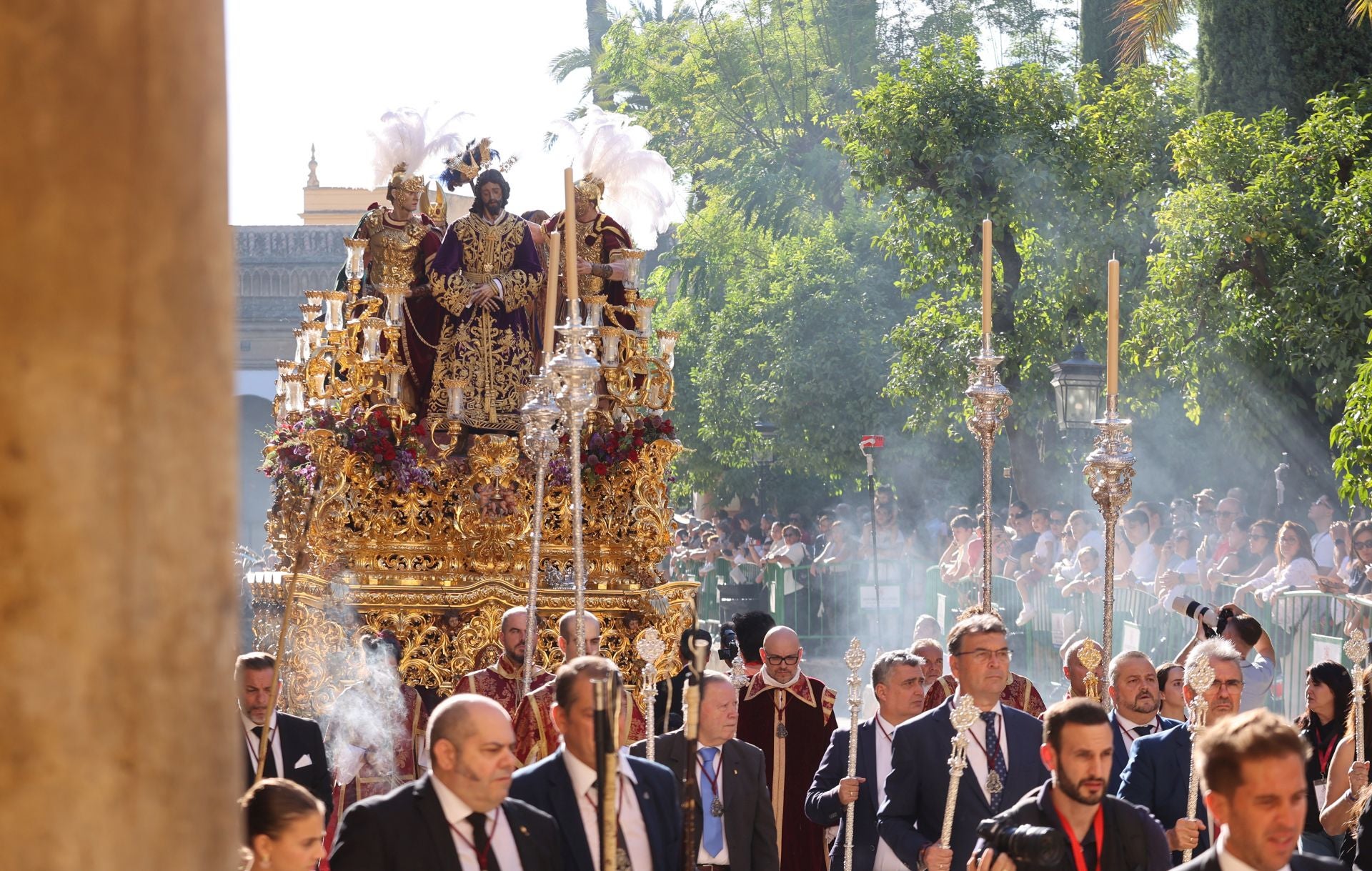 El triunfal regreso de las cofradías tras el Vía Crucis Magno de Córdoba, en imágenes