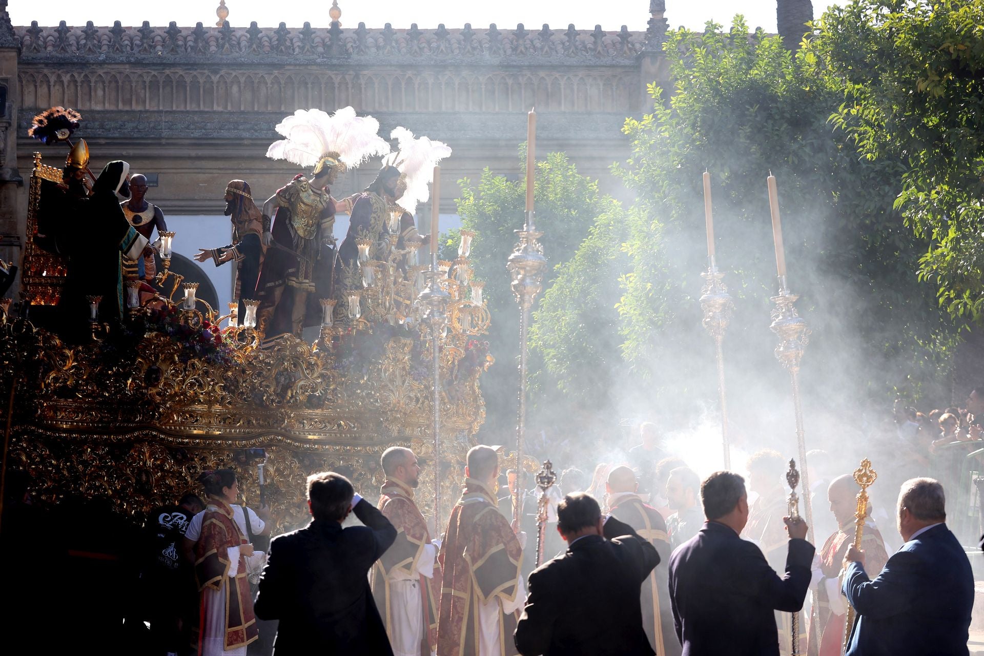 El triunfal regreso de las cofradías tras el Vía Crucis Magno de Córdoba, en imágenes
