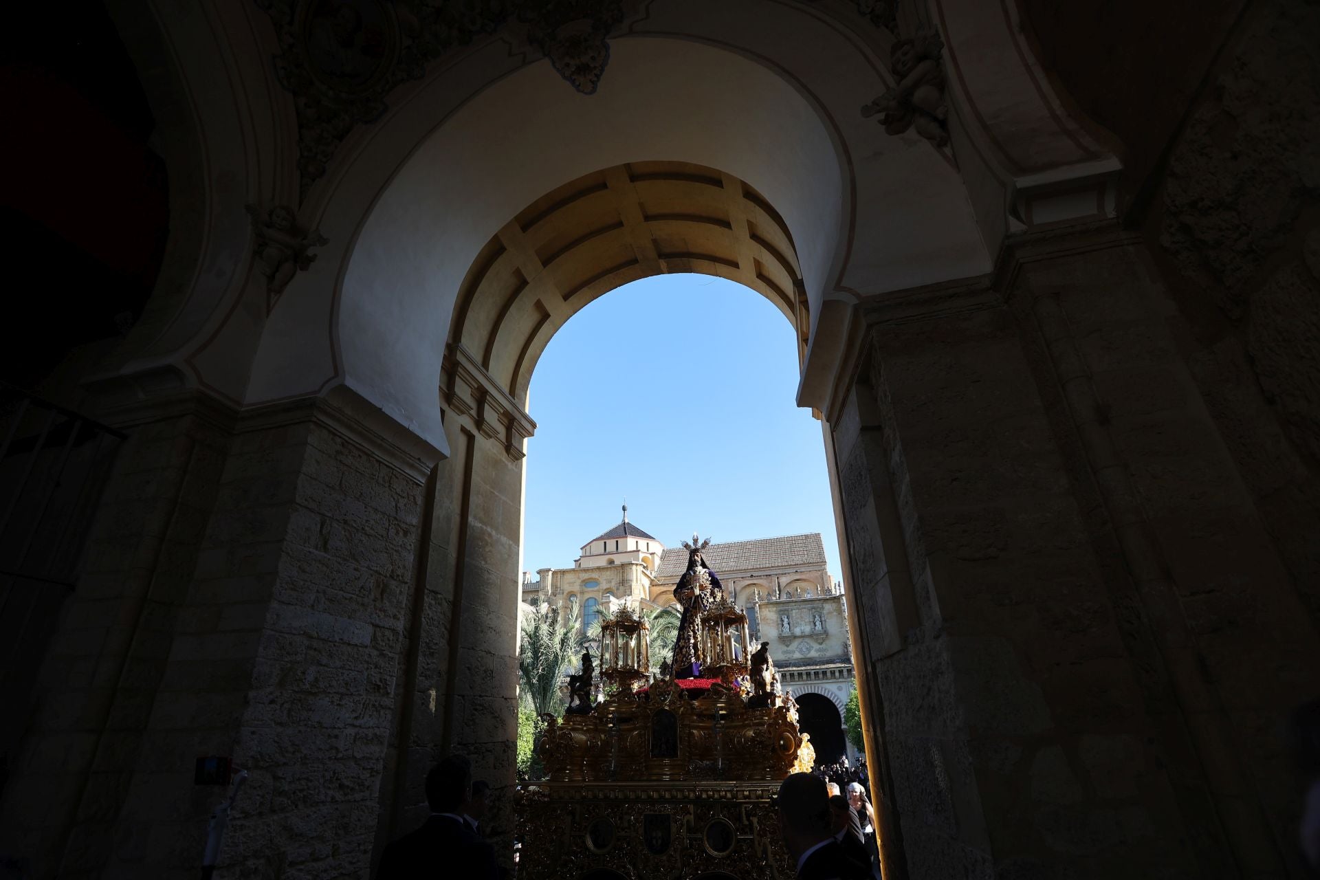 El triunfal regreso de las cofradías tras el Vía Crucis Magno de Córdoba, en imágenes