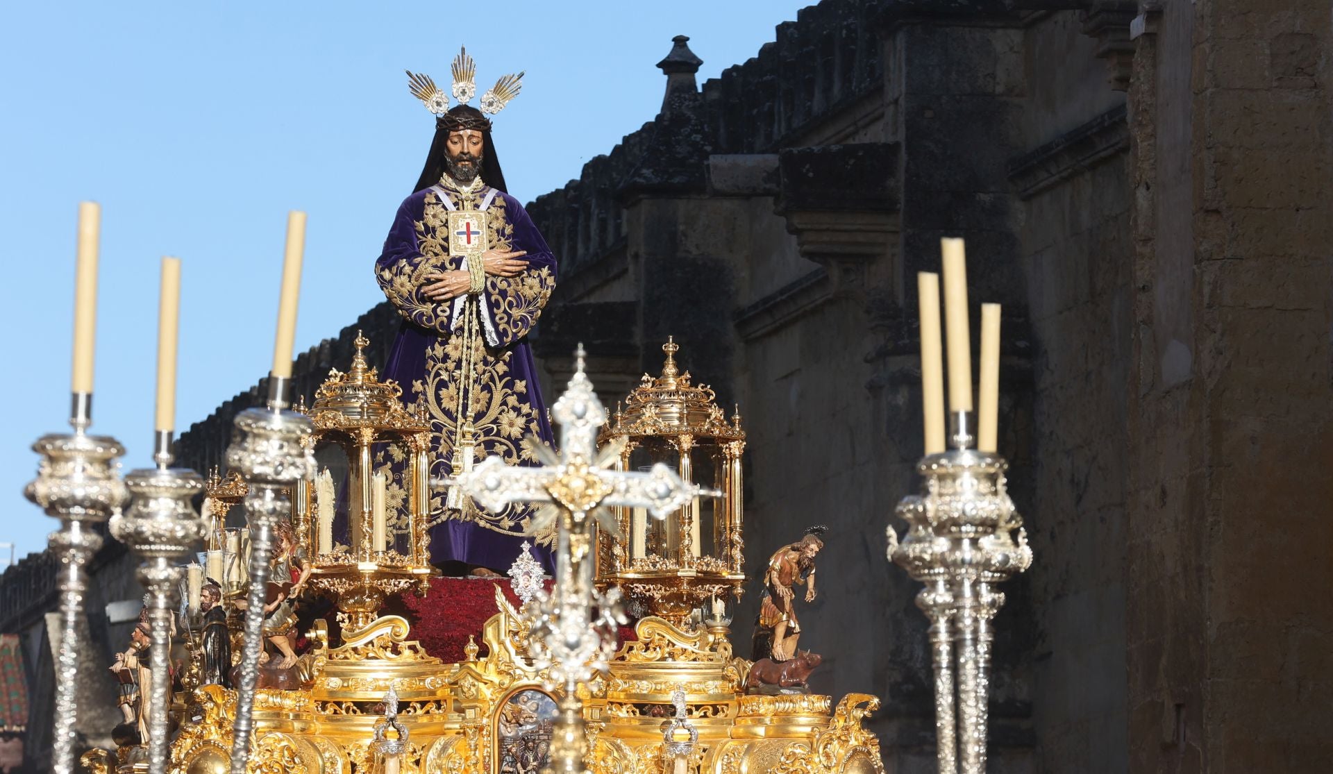 El triunfal regreso de las cofradías tras el Vía Crucis Magno de Córdoba, en imágenes