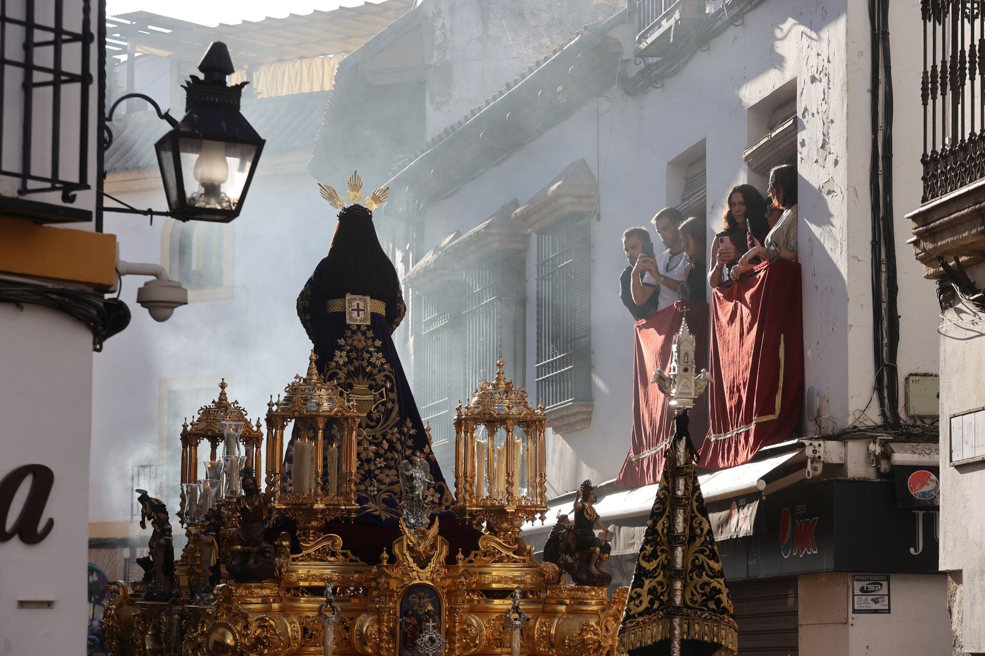 El triunfal regreso de las cofradías tras el Vía Crucis Magno de Córdoba, en imágenes