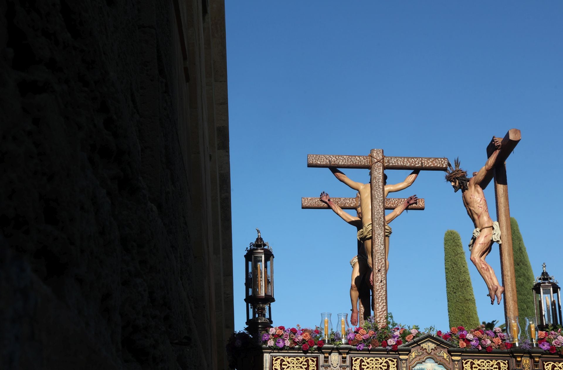 El triunfal regreso de las cofradías tras el Vía Crucis Magno de Córdoba, en imágenes