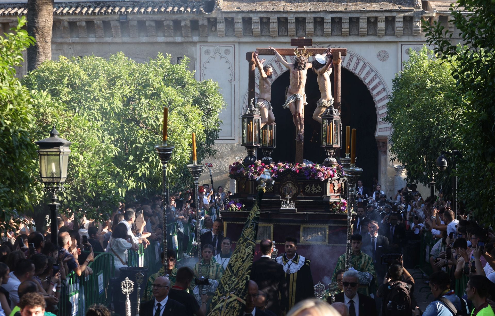 El triunfal regreso de las cofradías tras el Vía Crucis Magno de Córdoba, en imágenes