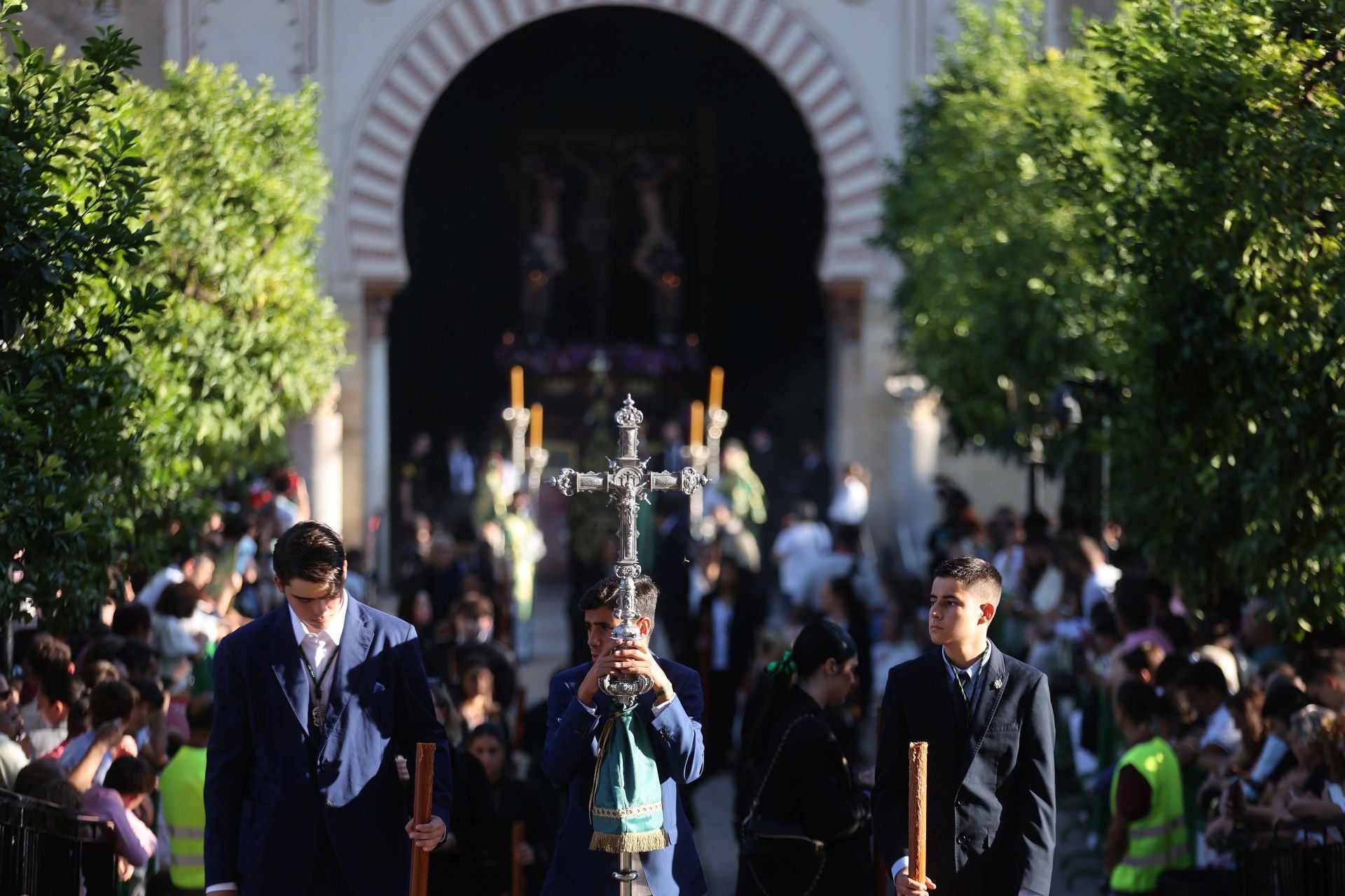 El triunfal regreso de las cofradías tras el Vía Crucis Magno de Córdoba, en imágenes