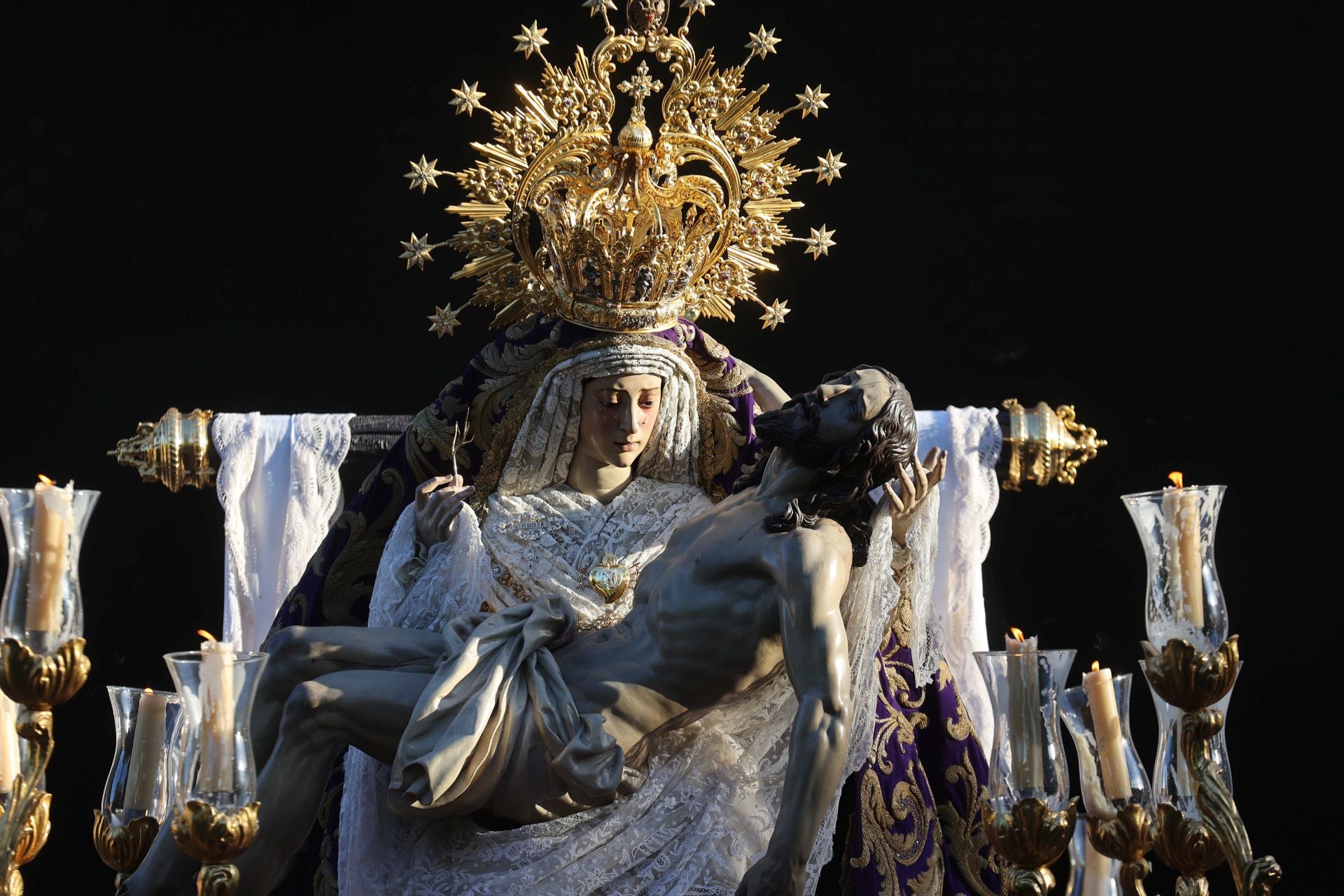 El triunfal regreso de las cofradías tras el Vía Crucis Magno de Córdoba, en imágenes
