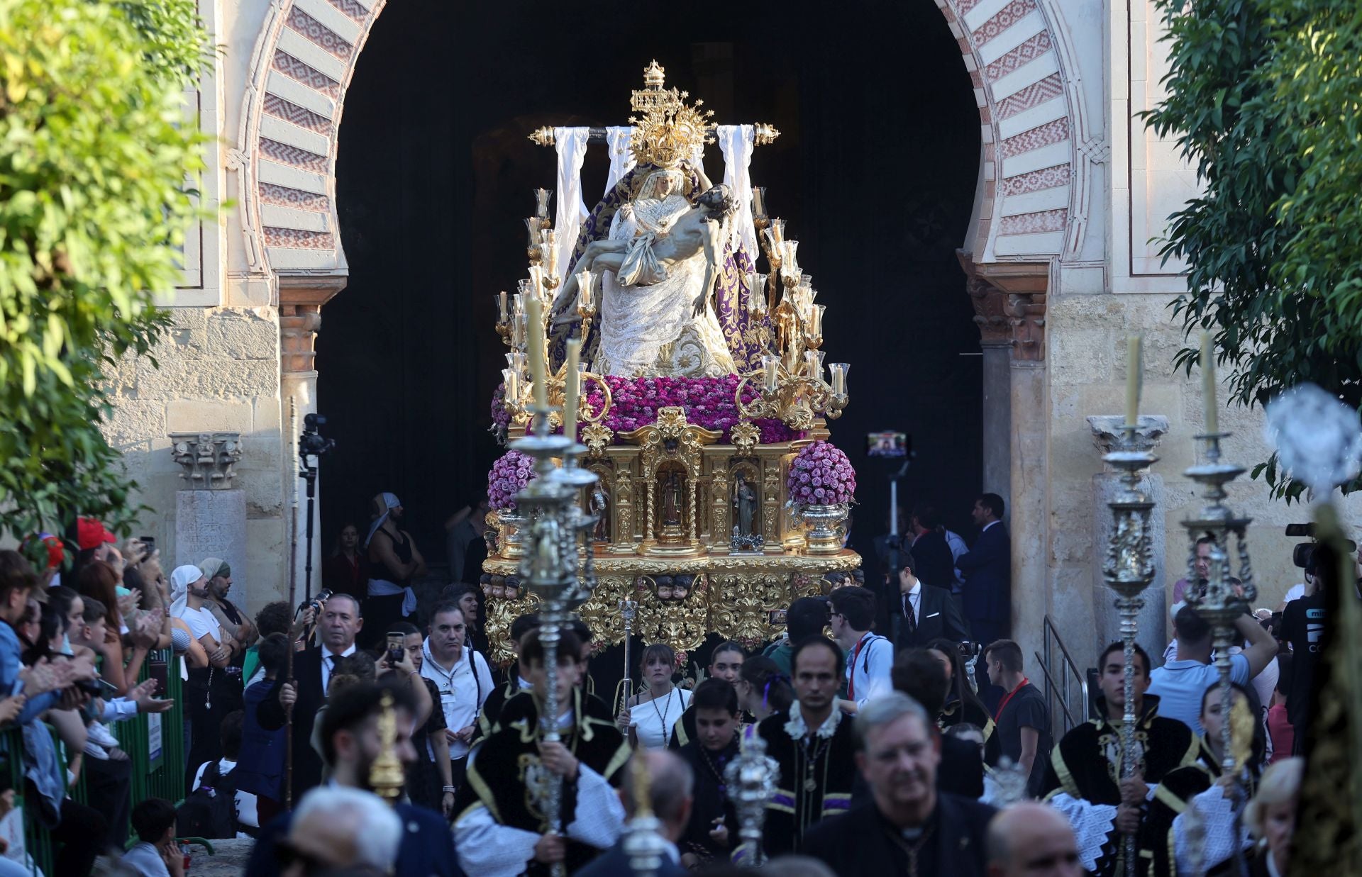 El triunfal regreso de las cofradías tras el Vía Crucis Magno de Córdoba, en imágenes