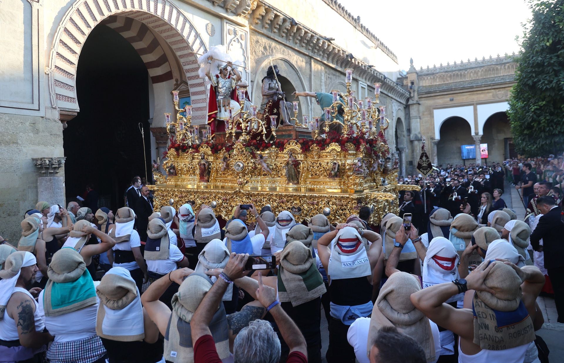 El triunfal regreso de las cofradías tras el Vía Crucis Magno de Córdoba, en imágenes