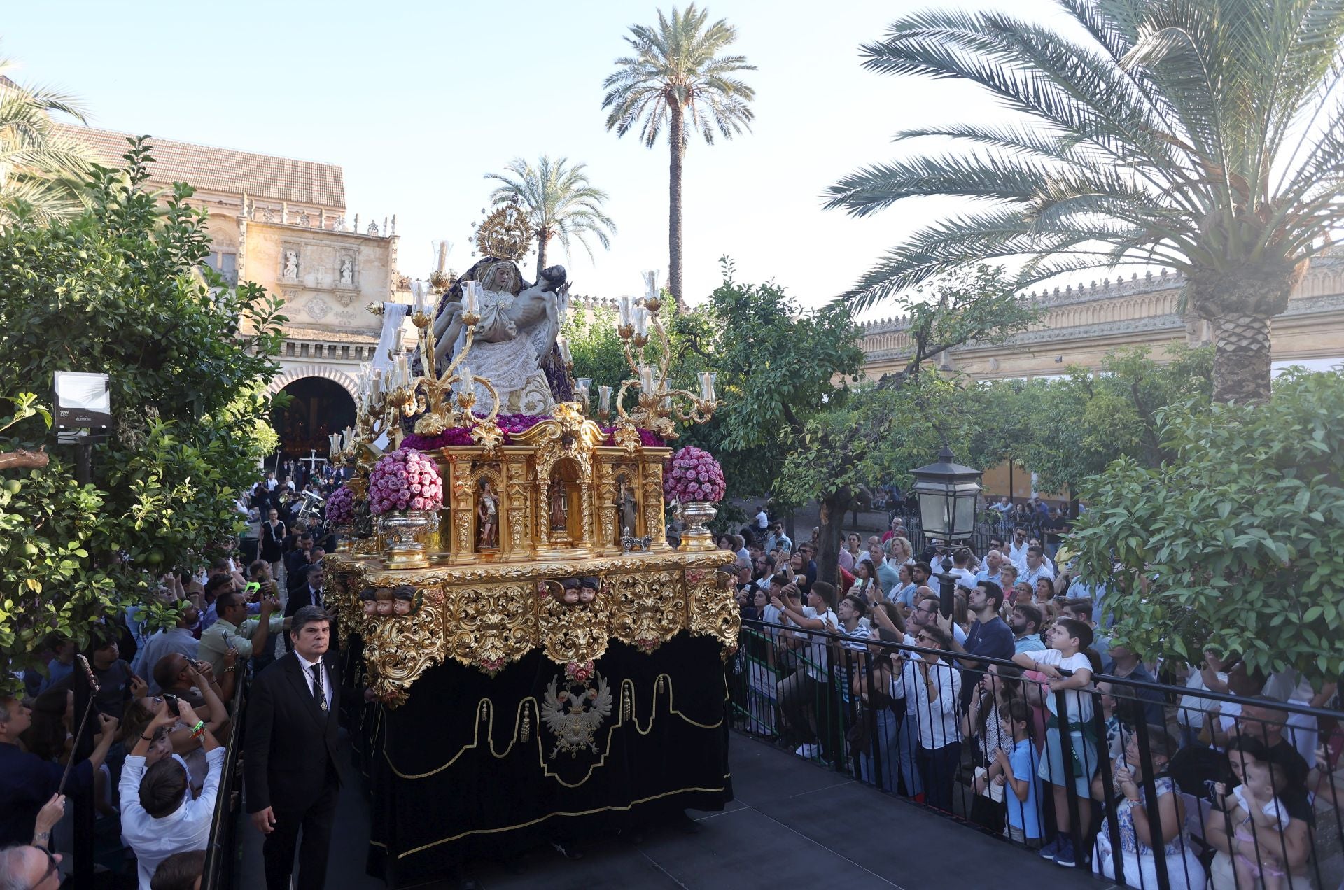 El triunfal regreso de las cofradías tras el Vía Crucis Magno de Córdoba, en imágenes