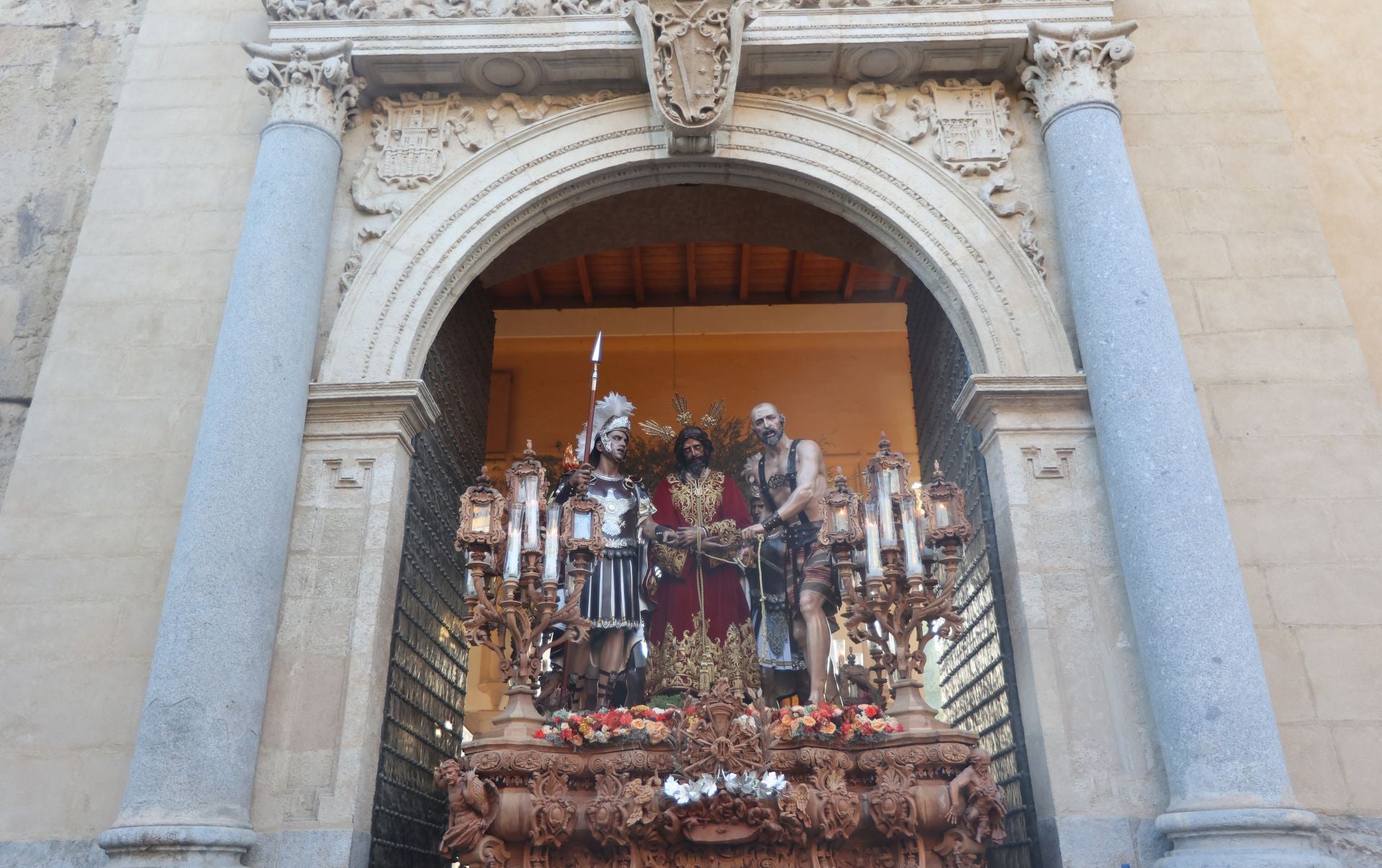 El triunfal regreso de las cofradías tras el Vía Crucis Magno de Córdoba, en imágenes