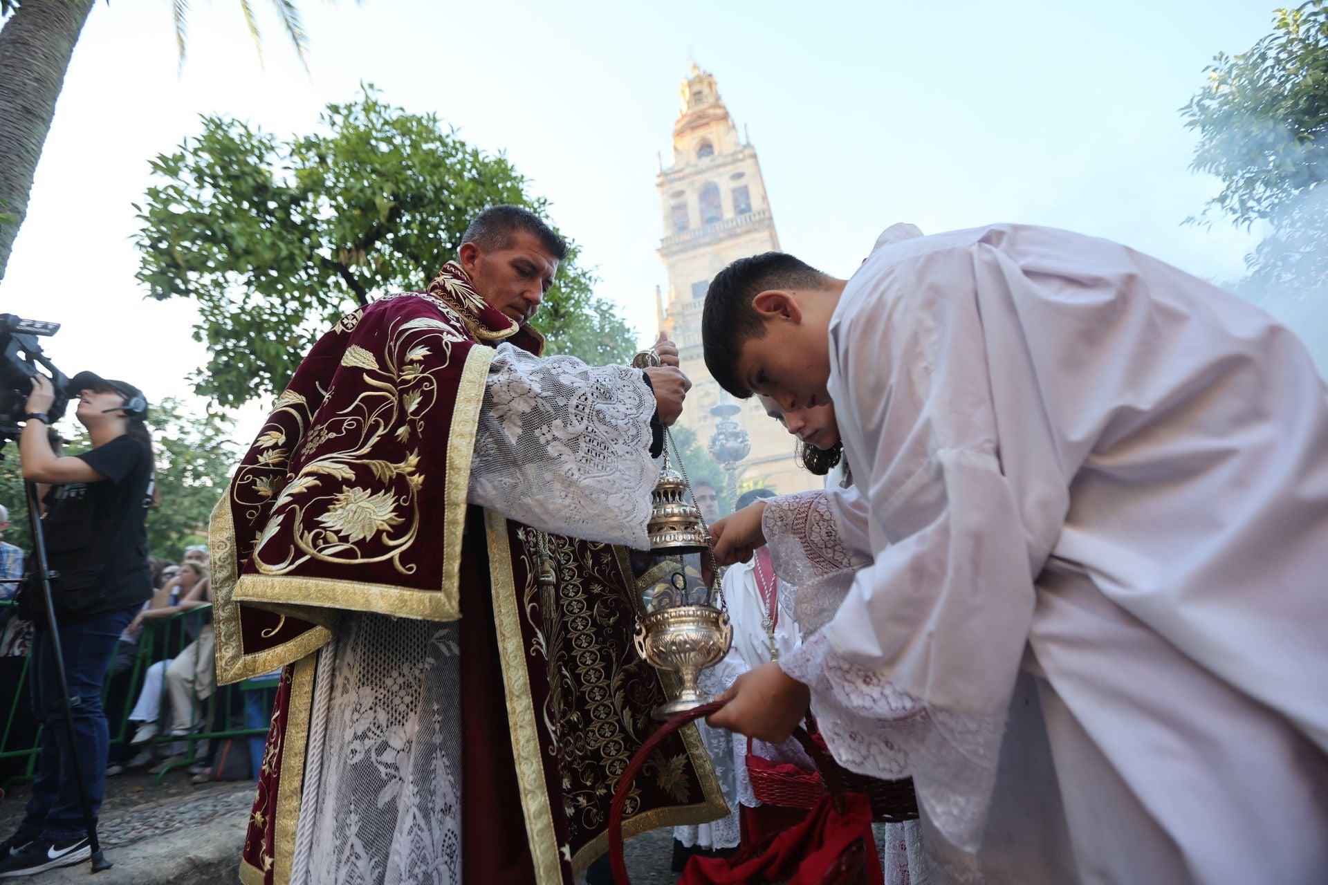 El triunfal regreso de las cofradías tras el Vía Crucis Magno de Córdoba, en imágenes