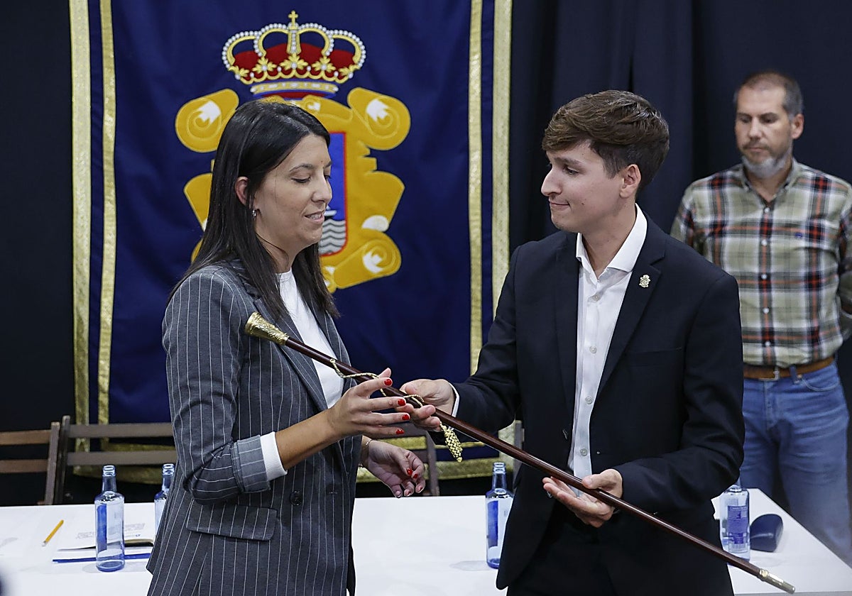 La nueva alcaldesa de Ribeira, Mariola Sampedro (PP) recibe el bastón de mando de su predecesor, Luís Pérez Barral (BNG)