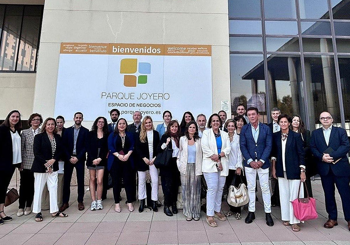 Foto de familia del encuentro en el Parque Joyero de Córdoba