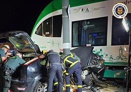 Grave accidente al chocar un coche con el tranvía de Chiclana y quedar atrapados una madre y su hijo