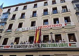 Un juez ordena la retirada de las pancartas propalestinas del edificio de grupos de Madrid en las que se aluda a 'genocidio'
