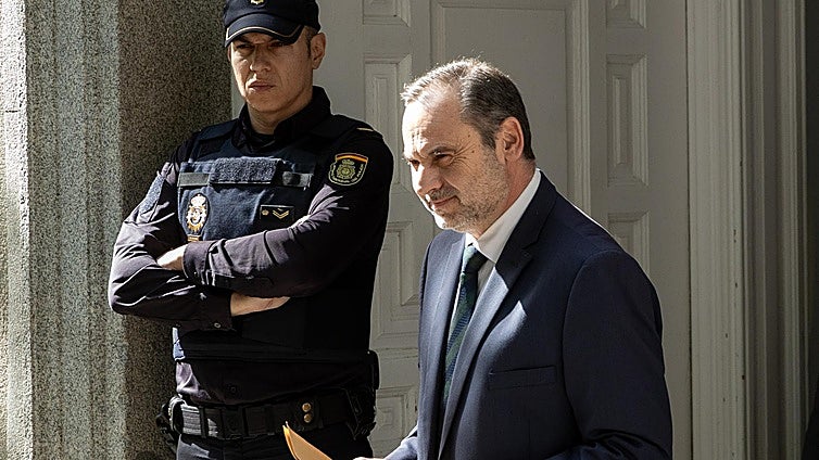 Transparencia obliga al Gobierno a desvelar los viajes de los altos cargos de Transportes que viajaban con Ábalos