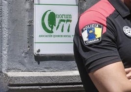 La Policía canaria durante el registro de la ONG Quorum 77