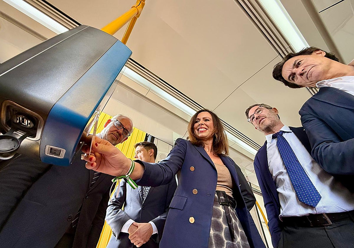 Rocío Díaz en el interior de uno de los vagones del tranvía