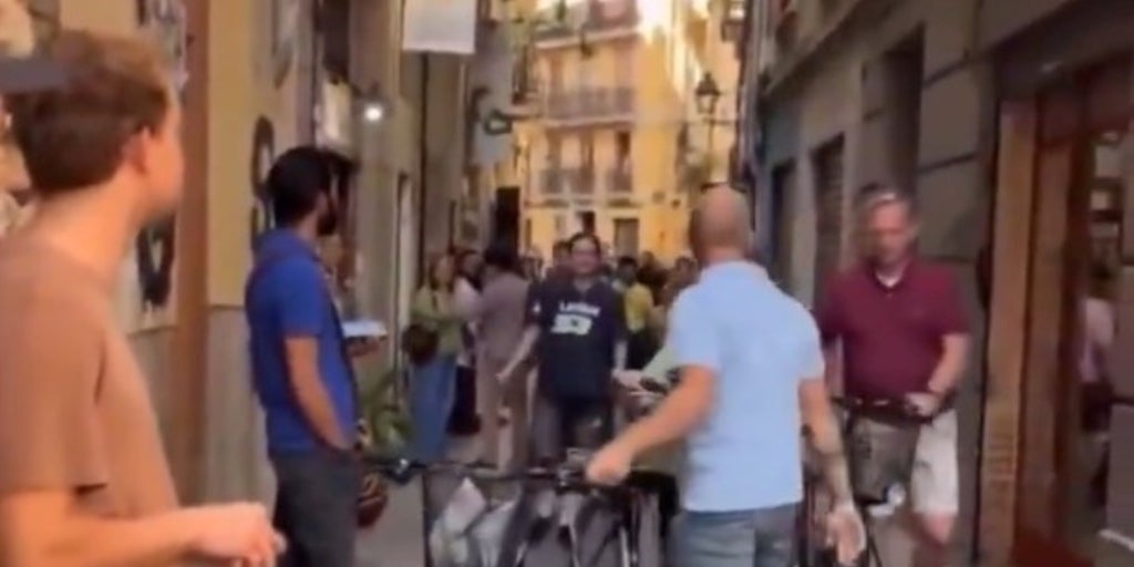 Abucheos de peatones a turistas en bici por una calle estrecha de Valencia: «¡Fuera, fuera, 'go home'!»