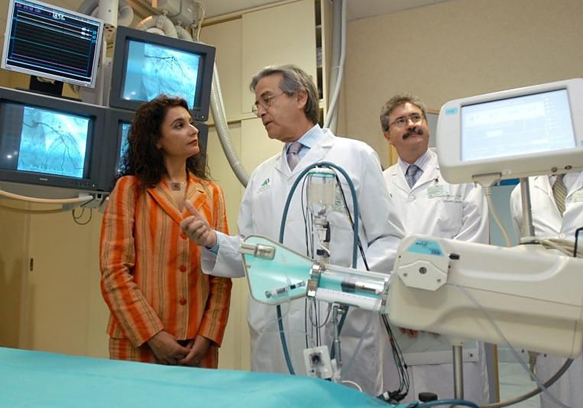 Montero, en una visita al Virgen del Rocío en el año 2004 como consejera de Salud