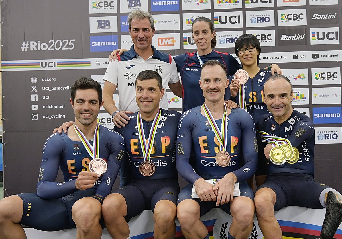 Alfonso Cabello celebra junto a sus compañeros las medallas logradas en Rio de Janeiro