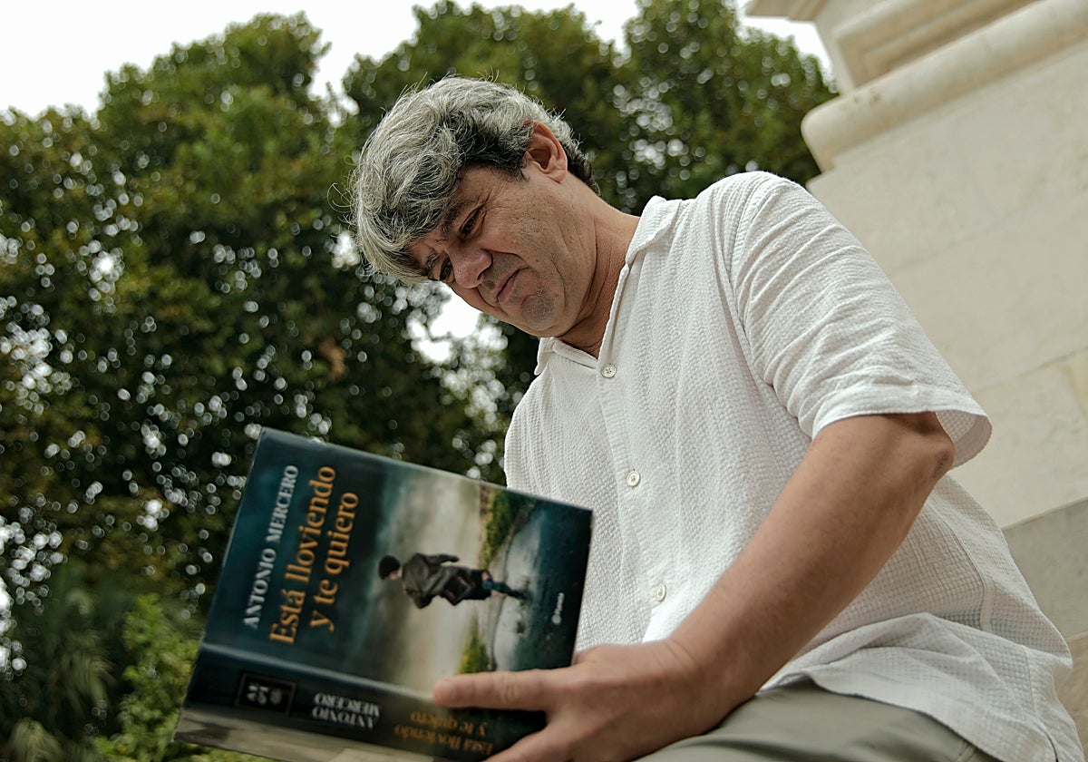 El escritor madrileño posa con su libro 'Está lloviendo y te quiero' que presentará en Córdoba