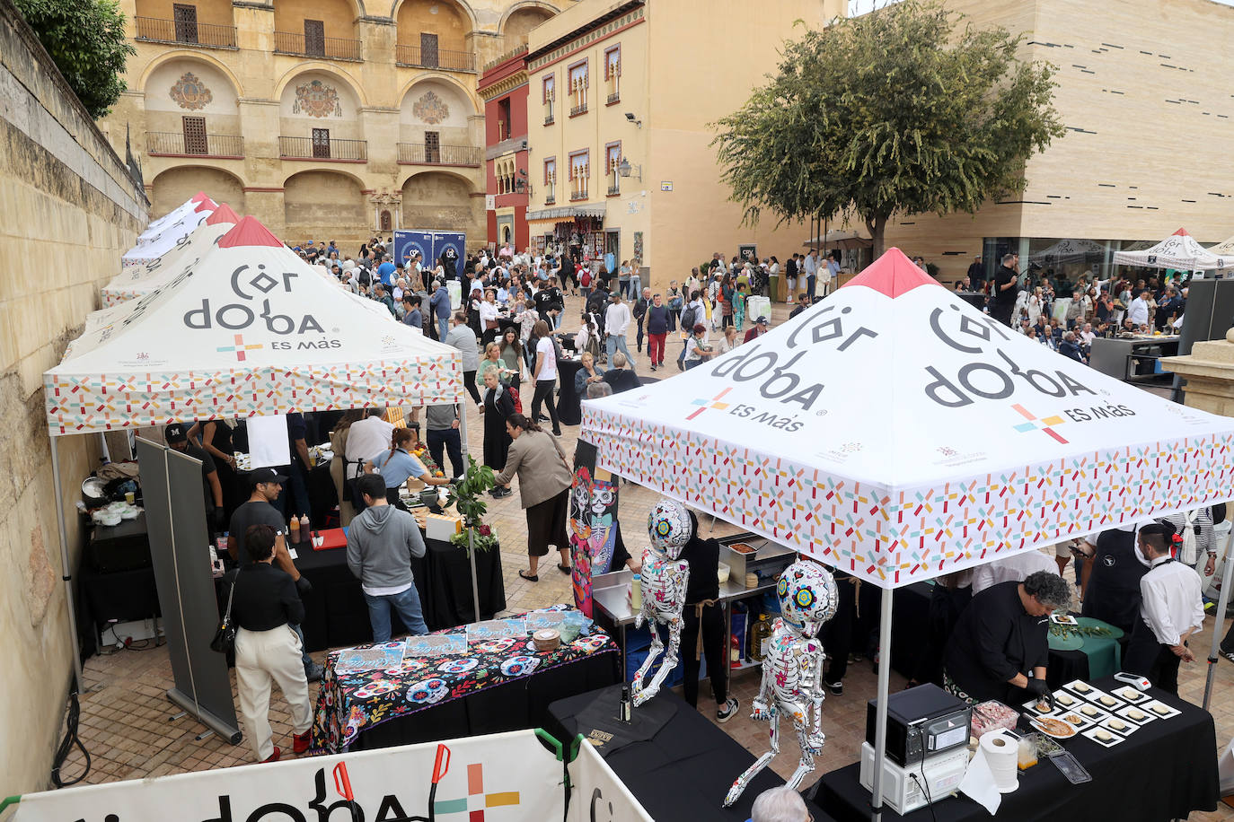 Las mejores imágenes del &#039;Califato in the Street&#039; en la Puerta del Puente de Córdoba