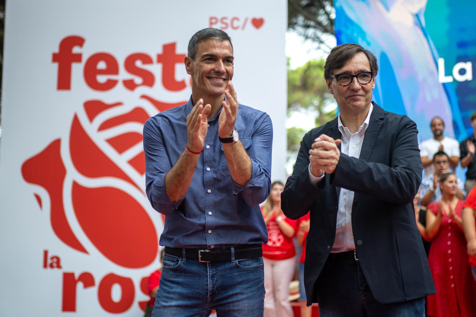 El presidente del Gobierno, Pedro Sánchez, y el presidente de la Generalitat de Cataluña, Salvador Illa (derecha), durante la Fiesta de la Rosa del PSC celebrada en Barcelona el 21 de septiembre de 2025,