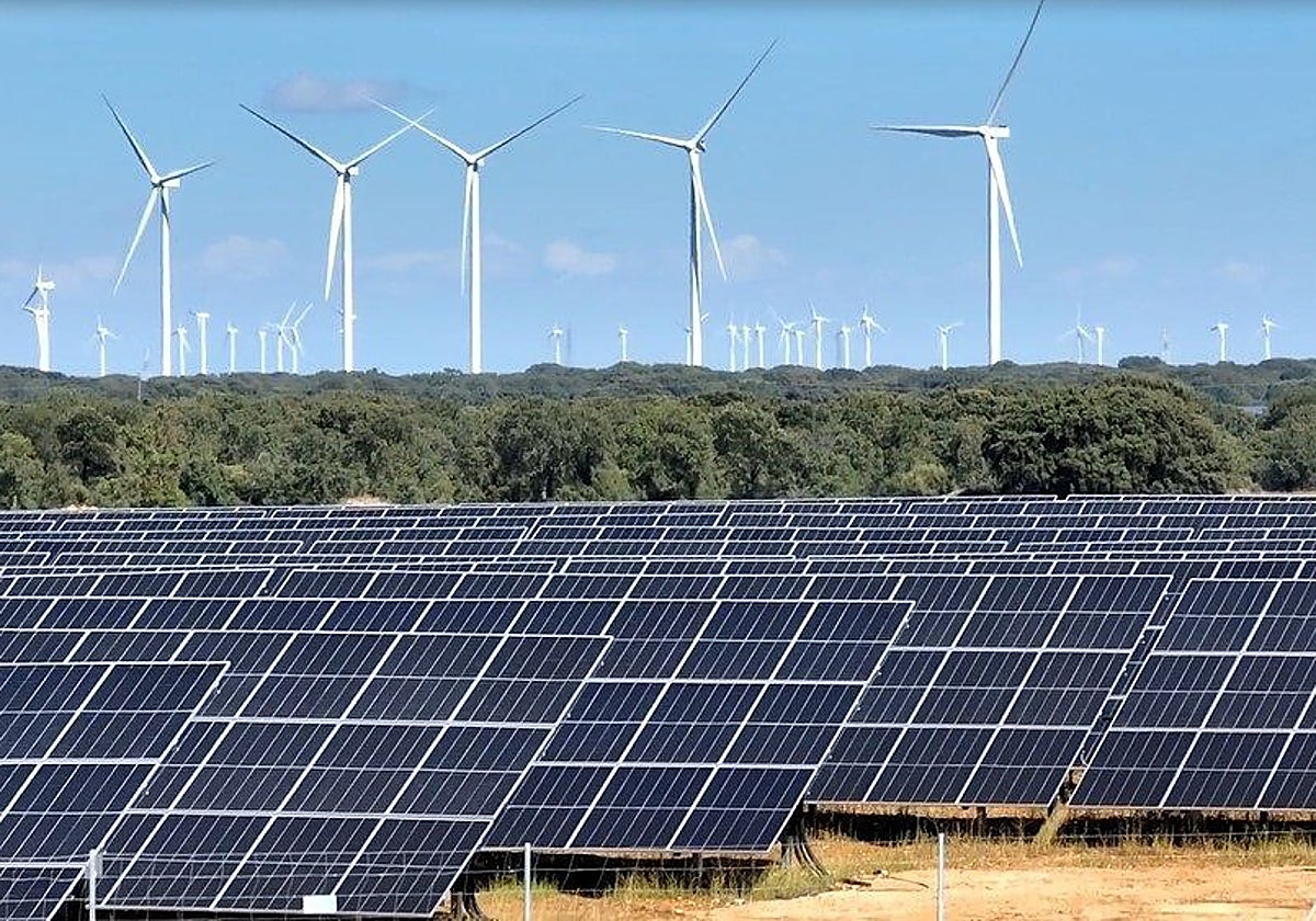 Placas solares en una explotación agraria