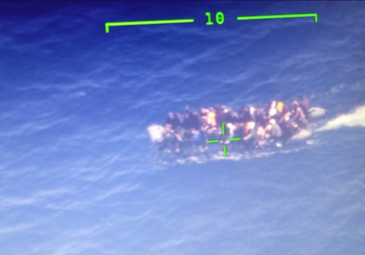 Neumática localizada en aguas de Fuerteventura con 58 personas a bordo