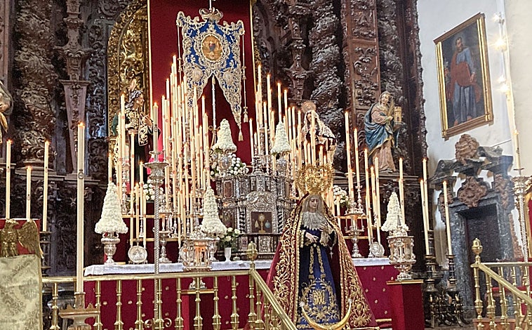 Imagen principal - En la imagen superior, altar del triduo en honor de la Virgen del Desconsuelo. Debajo a la izquierda, detalle del manto de estreno. A la derecha, en primer plano la saya azul, con el Ave María 