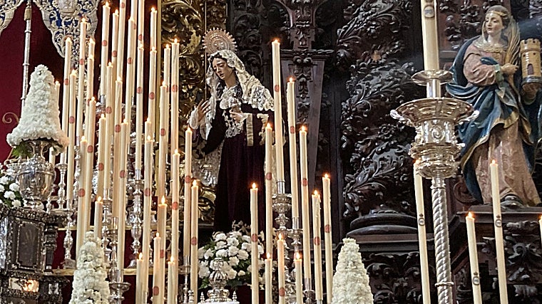 Santa María Magdalena, tocada con una mantilla blanca