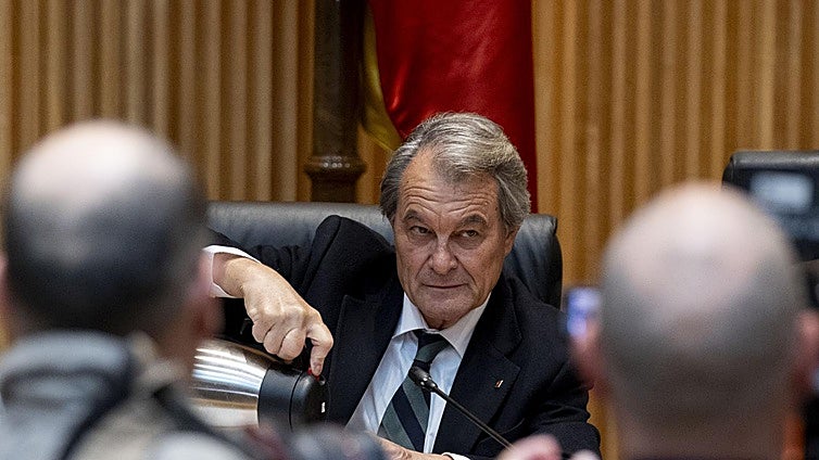 Puigdemont no encuentra alcaldable para Barcelona