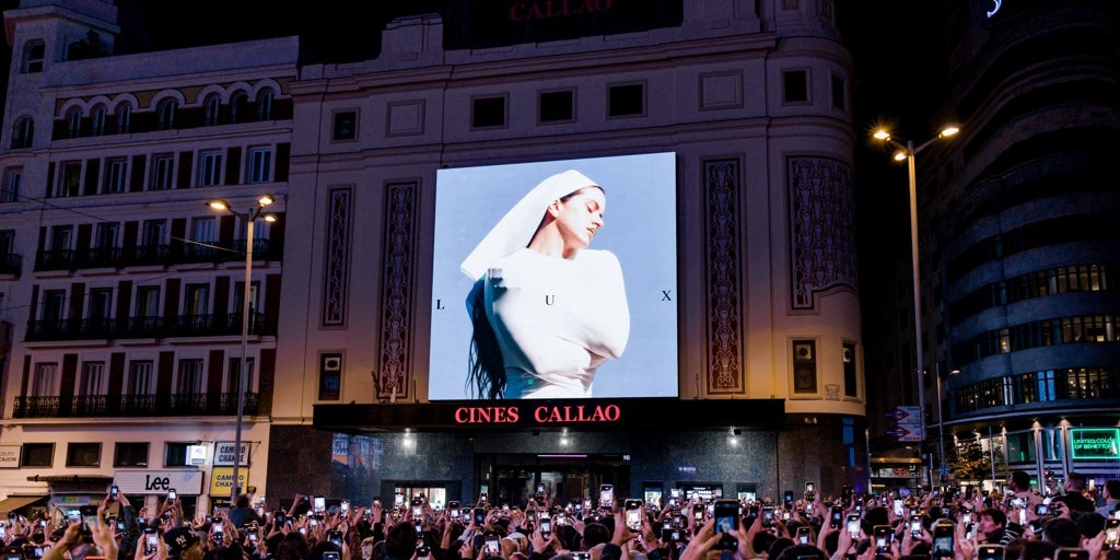 El Ayuntamiento de Madrid estudia si abrir un expediente sancionador a Rosalía por el caos del evento sorpresa en Callao