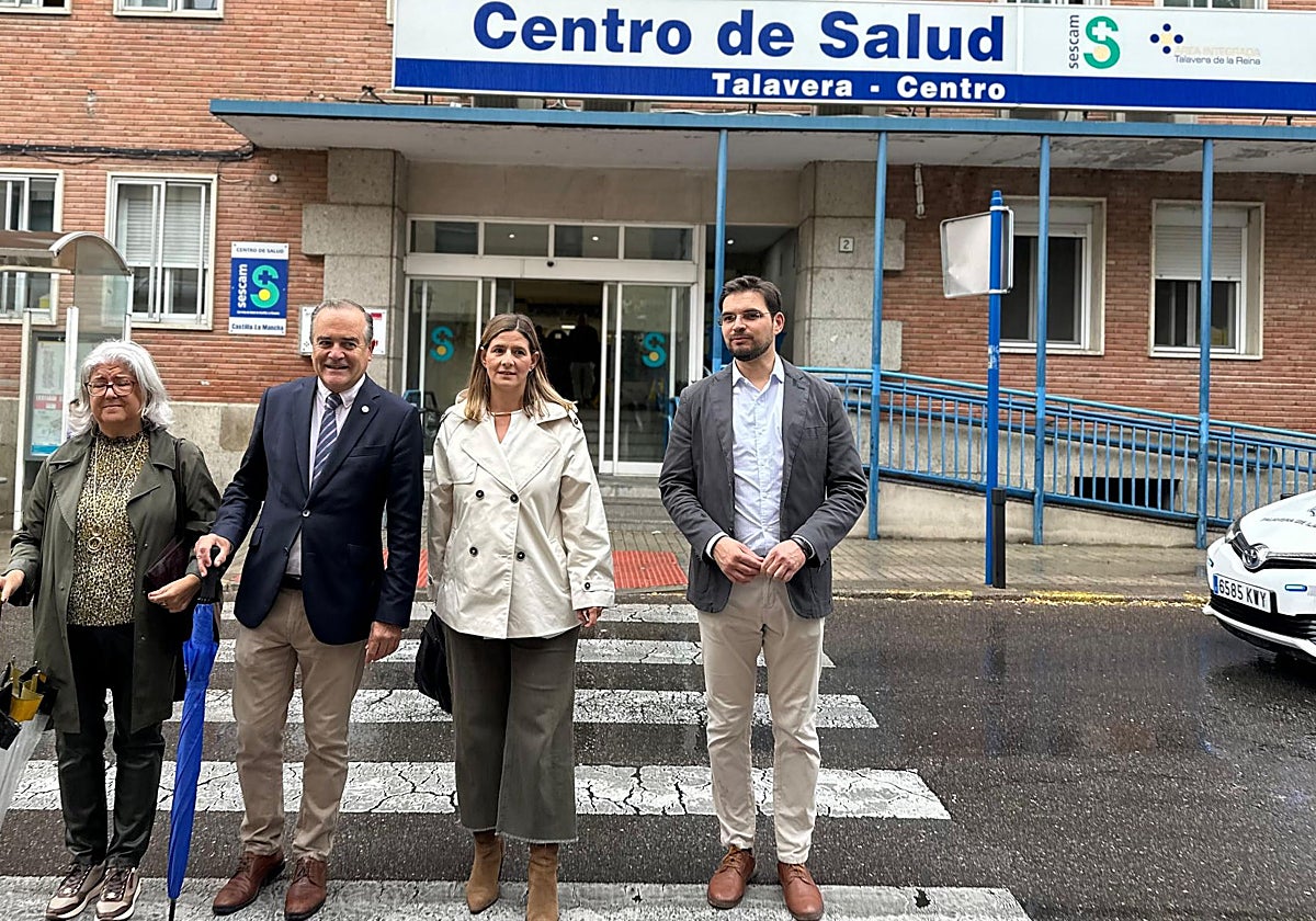 Carolina Agudo ha comparecido en Talavera junto al alcalde, José Julián Gregorio, y el portavoz adjunto del PP, Santiago Serrano