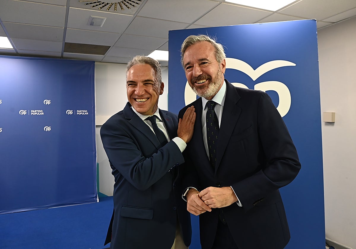 Elías Bendodo, hoy en el cuartel de los populares aragoneses en Zaragoza, junto al líder regional Jorge Azcón