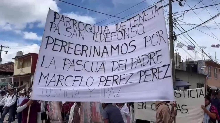Miles de personas exigen justicia en Chiapas a un año de asesinato del padre Marcelo Pérez