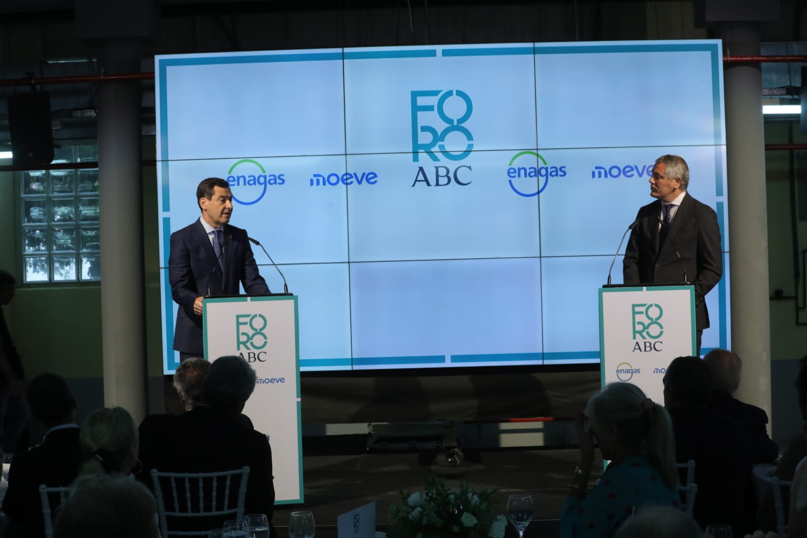 El presidente de la Junta de Andalucía, Juanma Moreno, junto al director de ABC de Sevilla, Alberto García Reyes